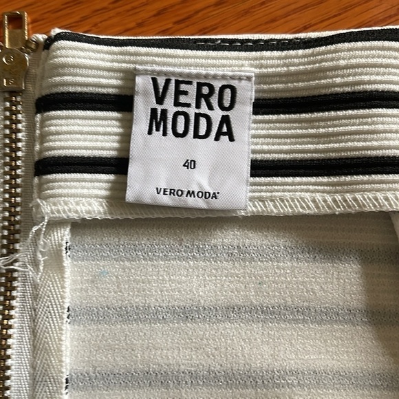 Vero Moda sz 40 black/white zippered stretch mini skirt. - Picture 2 of 5